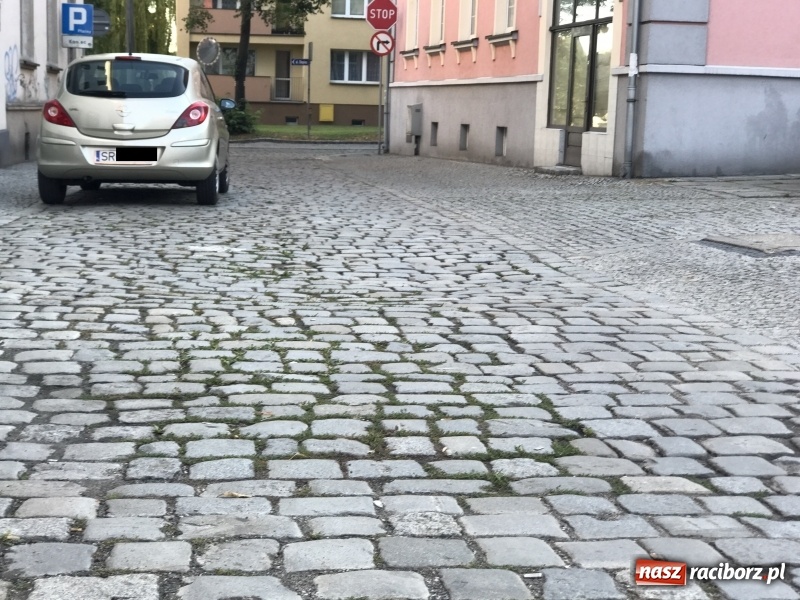 Zdjęcie w galerii na portalu naszraciborz.pl: Na Długiej odsłonięto piękny przedwojenny bruk, który zostanie zastąpiony nowym wiadomości z regionu