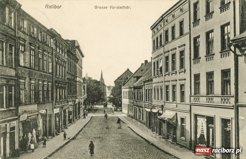 Zdjęcie w galerii na portalu naszraciborz.pl: Na Długiej odsłonięto piękny przedwojenny bruk, który zostanie zastąpiony nowym wiadomości z regionu