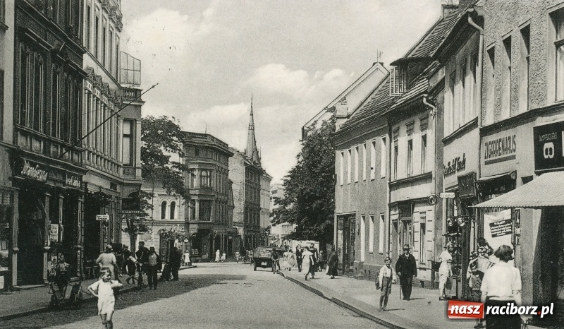Zdjęcie w galerii na portalu naszraciborz.pl: Na Długiej odsłonięto piękny przedwojenny bruk, który zostanie zastąpiony nowym wiadomości z regionu