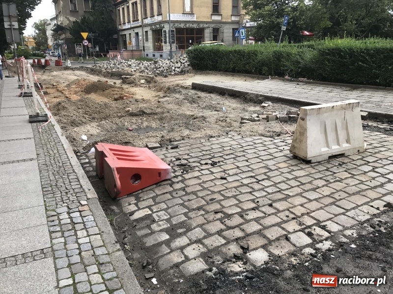 Zdjęcie w galerii na portalu naszraciborz.pl: Na Długiej odsłonięto piękny przedwojenny bruk, który zostanie zastąpiony nowym wiadomości z regionu