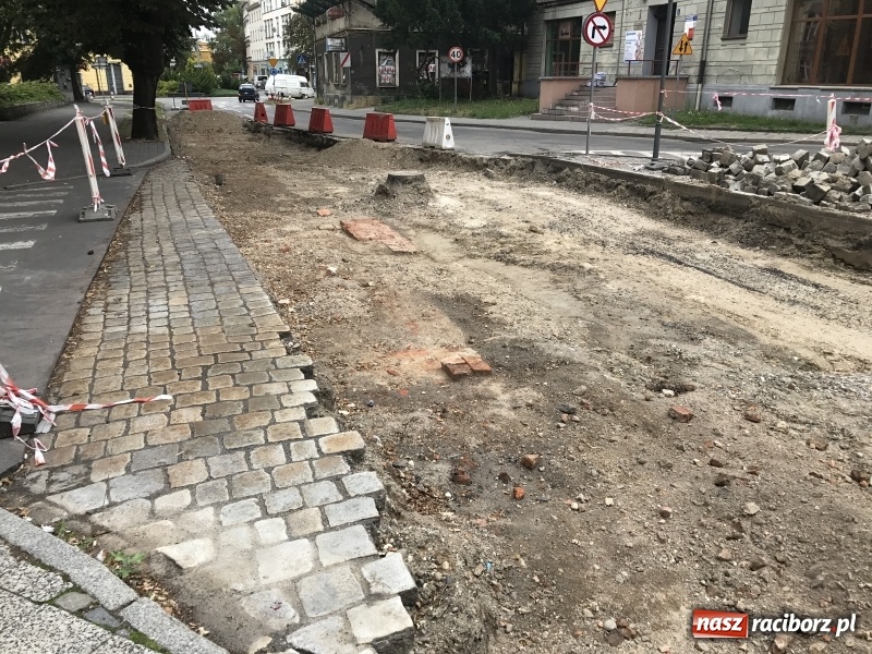 Zdjęcie w galerii na portalu naszraciborz.pl: Na Długiej odsłonięto piękny przedwojenny bruk, który zostanie zastąpiony nowym wiadomości z regionu