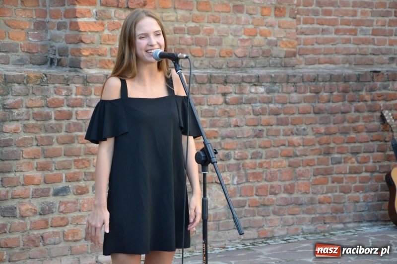 Zdjęcie w galerii na portalu naszraciborz.pl: Wokaliści zespołu Miraż zaśpiewali na Zamku Piastowskim wiadomości z regionu