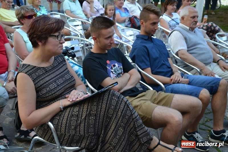 Zdjęcie w galerii na portalu naszraciborz.pl: Wokaliści zespołu Miraż zaśpiewali na Zamku Piastowskim wiadomości z regionu