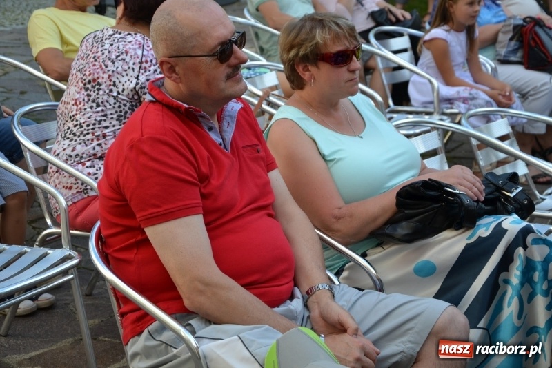 Zdjęcie w galerii na portalu naszraciborz.pl: Wokaliści zespołu Miraż zaśpiewali na Zamku Piastowskim wiadomości z regionu