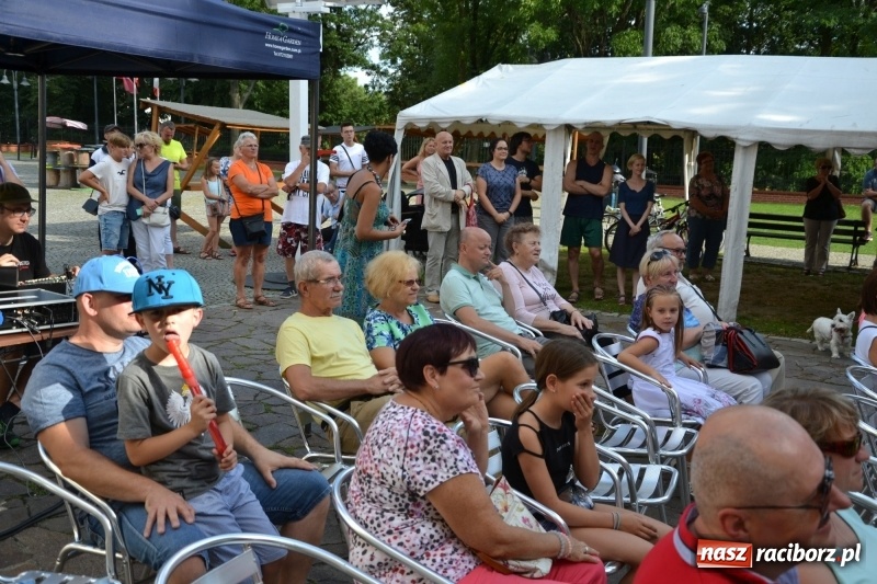 Zdjęcie w galerii na portalu naszraciborz.pl: Wokaliści zespołu Miraż zaśpiewali na Zamku Piastowskim wiadomości z regionu