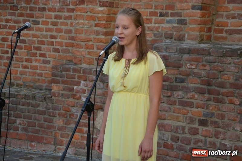 Zdjęcie w galerii na portalu naszraciborz.pl: Wokaliści zespołu Miraż zaśpiewali na Zamku Piastowskim wiadomości z regionu