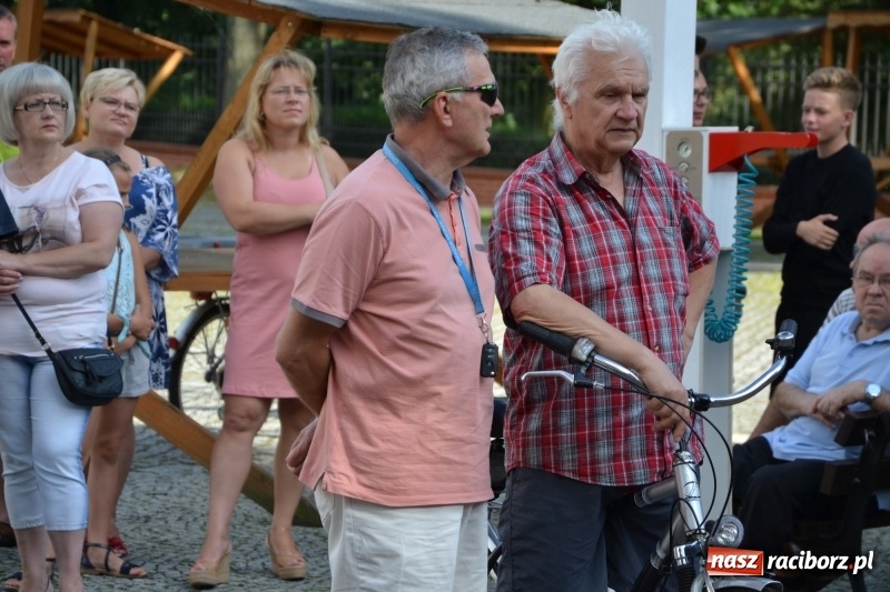 Zdjęcie w galerii na portalu naszraciborz.pl: Wokaliści zespołu Miraż zaśpiewali na Zamku Piastowskim wiadomości z regionu