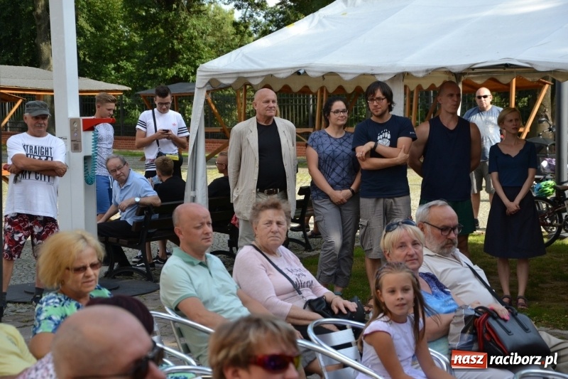 Zdjęcie w galerii na portalu naszraciborz.pl: Wokaliści zespołu Miraż zaśpiewali na Zamku Piastowskim wiadomości z regionu