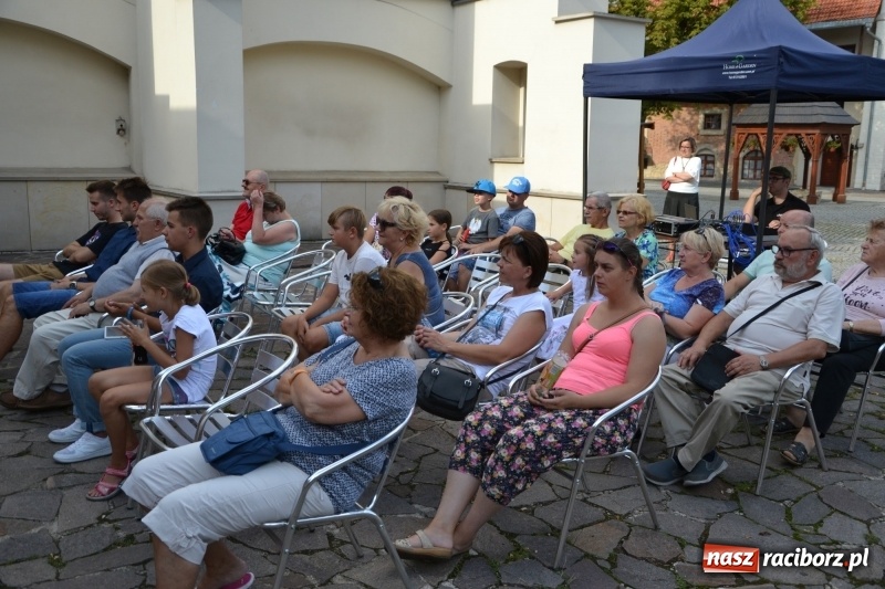 Zdjęcie w galerii na portalu naszraciborz.pl: Wokaliści zespołu Miraż zaśpiewali na Zamku Piastowskim wiadomości z regionu