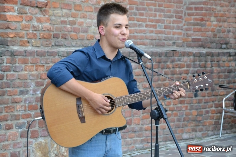 Zdjęcie w galerii na portalu naszraciborz.pl: Wokaliści zespołu Miraż zaśpiewali na Zamku Piastowskim wiadomości z regionu