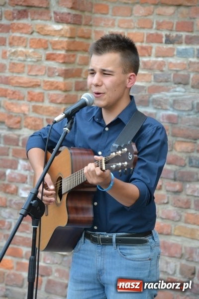 Zdjęcie w galerii na portalu naszraciborz.pl: Wokaliści zespołu Miraż zaśpiewali na Zamku Piastowskim wiadomości z regionu