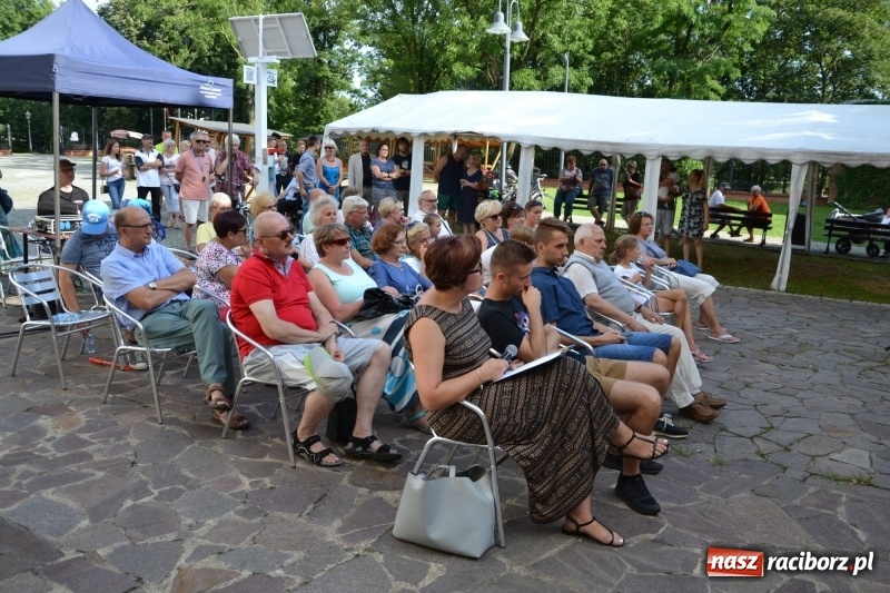 Zdjęcie w galerii na portalu naszraciborz.pl: Wokaliści zespołu Miraż zaśpiewali na Zamku Piastowskim wiadomości z regionu