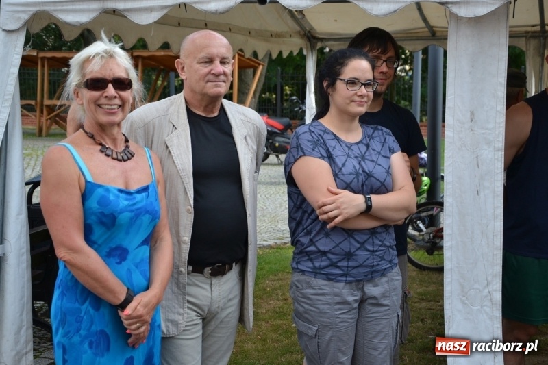 Zdjęcie w galerii na portalu naszraciborz.pl: Wokaliści zespołu Miraż zaśpiewali na Zamku Piastowskim wiadomości z regionu