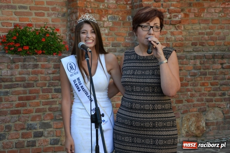 Zdjęcie w galerii na portalu naszraciborz.pl: Wokaliści zespołu Miraż zaśpiewali na Zamku Piastowskim wiadomości z regionu