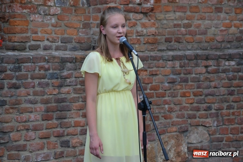 Zdjęcie w galerii na portalu naszraciborz.pl: Wokaliści zespołu Miraż zaśpiewali na Zamku Piastowskim wiadomości z regionu