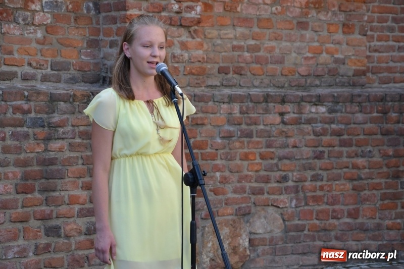 Zdjęcie w galerii na portalu naszraciborz.pl: Wokaliści zespołu Miraż zaśpiewali na Zamku Piastowskim wiadomości z regionu