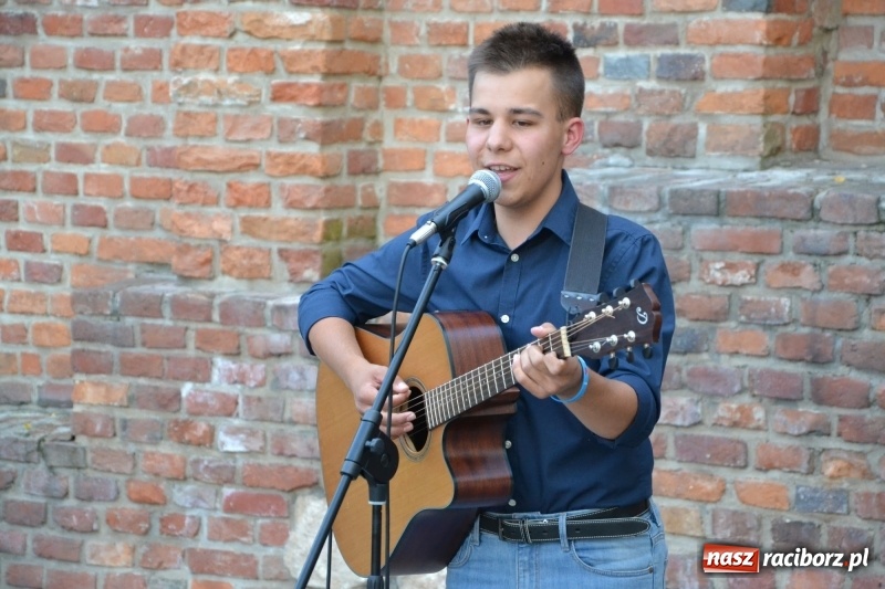 Zdjęcie w galerii na portalu naszraciborz.pl: Wokaliści zespołu Miraż zaśpiewali na Zamku Piastowskim wiadomości z regionu