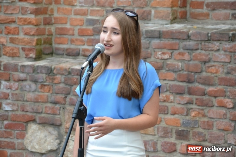 Zdjęcie w galerii na portalu naszraciborz.pl: Wokaliści zespołu Miraż zaśpiewali na Zamku Piastowskim wiadomości z regionu