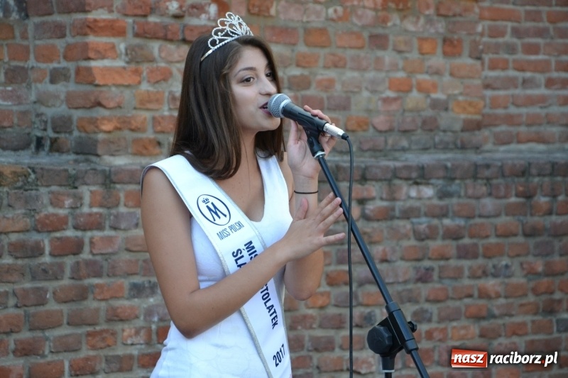 Zdjęcie w galerii na portalu naszraciborz.pl: Wokaliści zespołu Miraż zaśpiewali na Zamku Piastowskim wiadomości z regionu