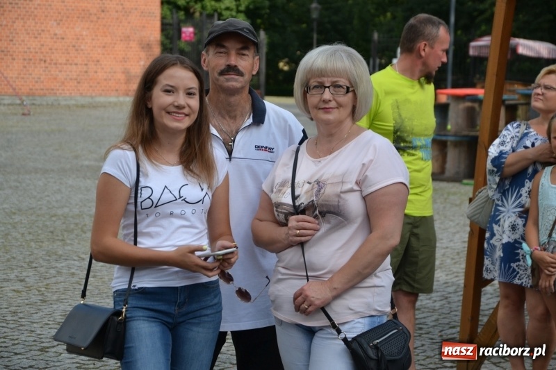 Zdjęcie w galerii na portalu naszraciborz.pl: Wokaliści zespołu Miraż zaśpiewali na Zamku Piastowskim wiadomości z regionu