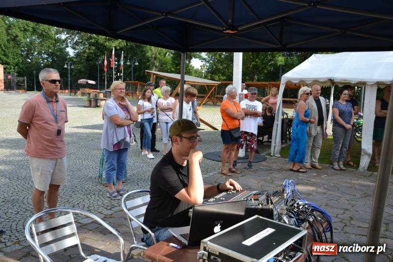 Zdjęcie w galerii na portalu naszraciborz.pl: Wokaliści zespołu Miraż zaśpiewali na Zamku Piastowskim wiadomości z regionu