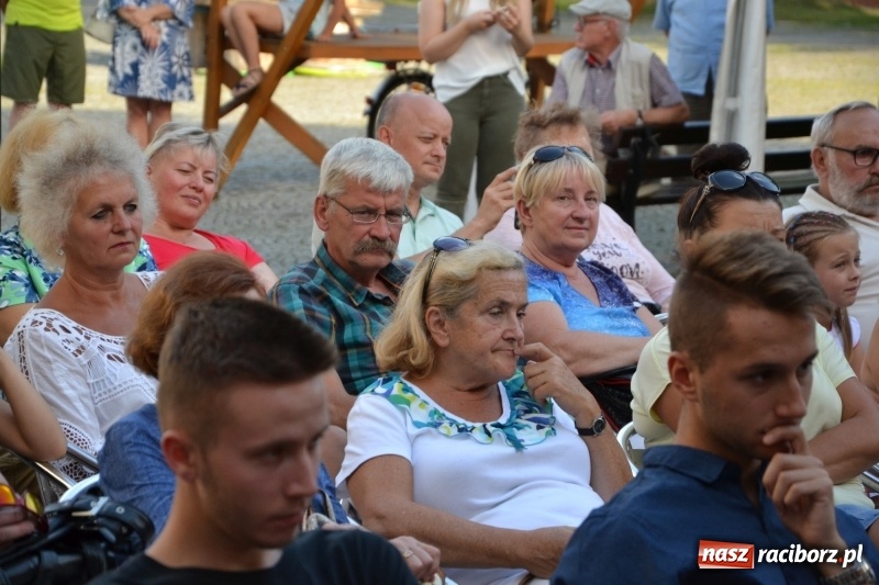 Zdjęcie w galerii na portalu naszraciborz.pl: Wokaliści zespołu Miraż zaśpiewali na Zamku Piastowskim wiadomości z regionu