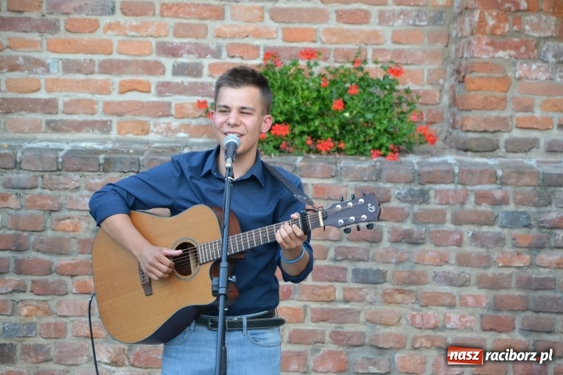 Zdjęcie w galerii na portalu naszraciborz.pl: Wokaliści zespołu Miraż zaśpiewali na Zamku Piastowskim wiadomości z regionu