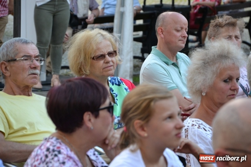 Zdjęcie w galerii na portalu naszraciborz.pl: Wokaliści zespołu Miraż zaśpiewali na Zamku Piastowskim wiadomości z regionu