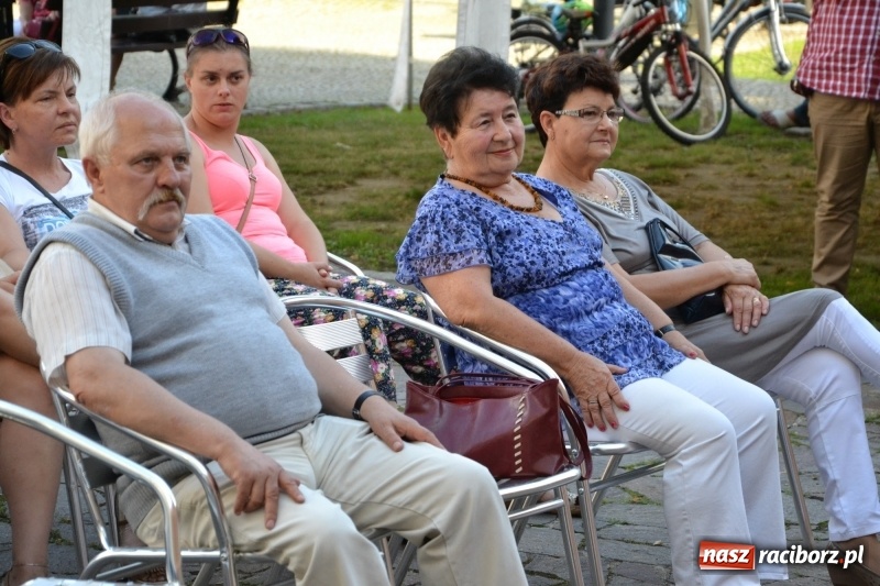 Zdjęcie w galerii na portalu naszraciborz.pl: Wokaliści zespołu Miraż zaśpiewali na Zamku Piastowskim wiadomości z regionu