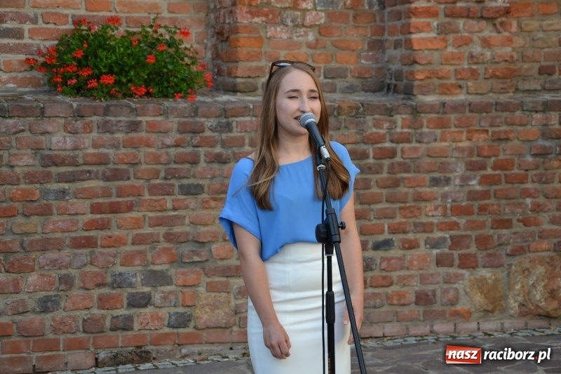 Zdjęcie w galerii na portalu naszraciborz.pl: Wokaliści zespołu Miraż zaśpiewali na Zamku Piastowskim wiadomości z regionu