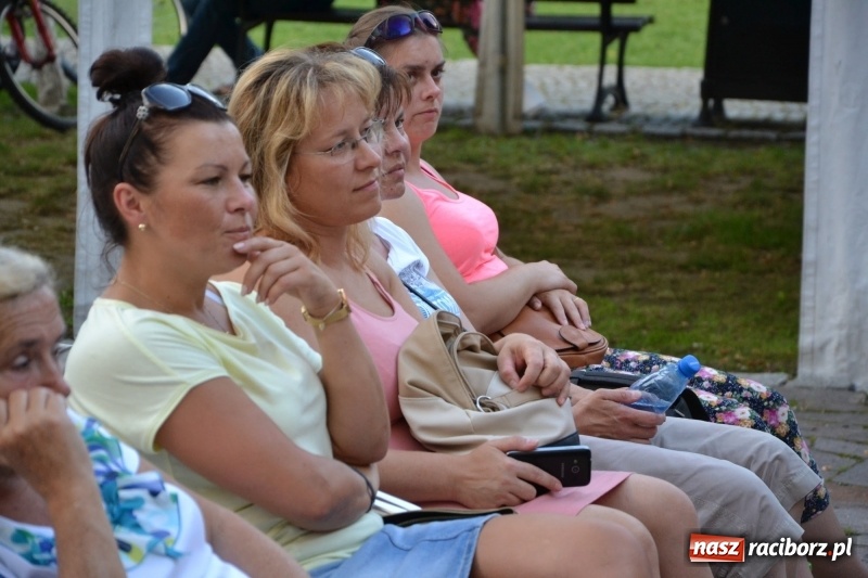 Zdjęcie w galerii na portalu naszraciborz.pl: Wokaliści zespołu Miraż zaśpiewali na Zamku Piastowskim wiadomości z regionu