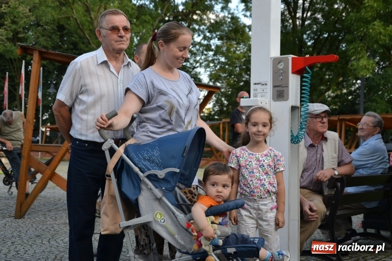 Zdjęcie w galerii na portalu naszraciborz.pl: Wokaliści zespołu Miraż zaśpiewali na Zamku Piastowskim wiadomości z regionu