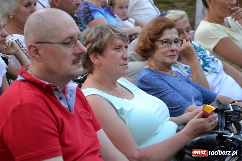 Zdjęcie w galerii na portalu naszraciborz.pl: Wokaliści zespołu Miraż zaśpiewali na Zamku Piastowskim wiadomości z regionu