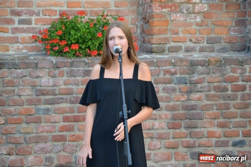 Zdjęcie w galerii na portalu naszraciborz.pl: Wokaliści zespołu Miraż zaśpiewali na Zamku Piastowskim wiadomości z regionu