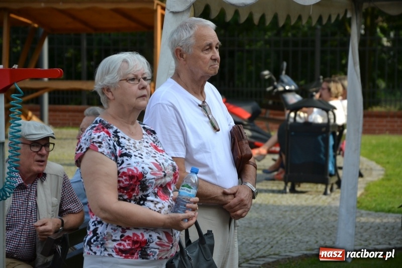 Zdjęcie w galerii na portalu naszraciborz.pl: Wokaliści zespołu Miraż zaśpiewali na Zamku Piastowskim wiadomości z regionu