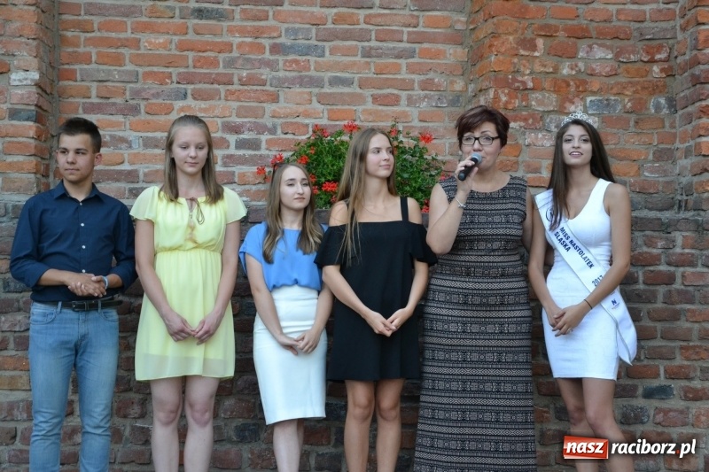 Zdjęcie w galerii na portalu naszraciborz.pl: Wokaliści zespołu Miraż zaśpiewali na Zamku Piastowskim wiadomości z regionu