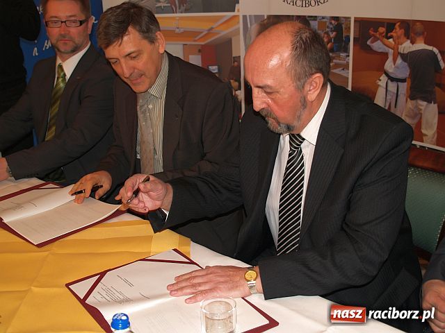 Zdjęcie w galerii na portalu naszraciborz.pl: Rafako-PWSZ: od teorii do praktyki wiadomości z regionu