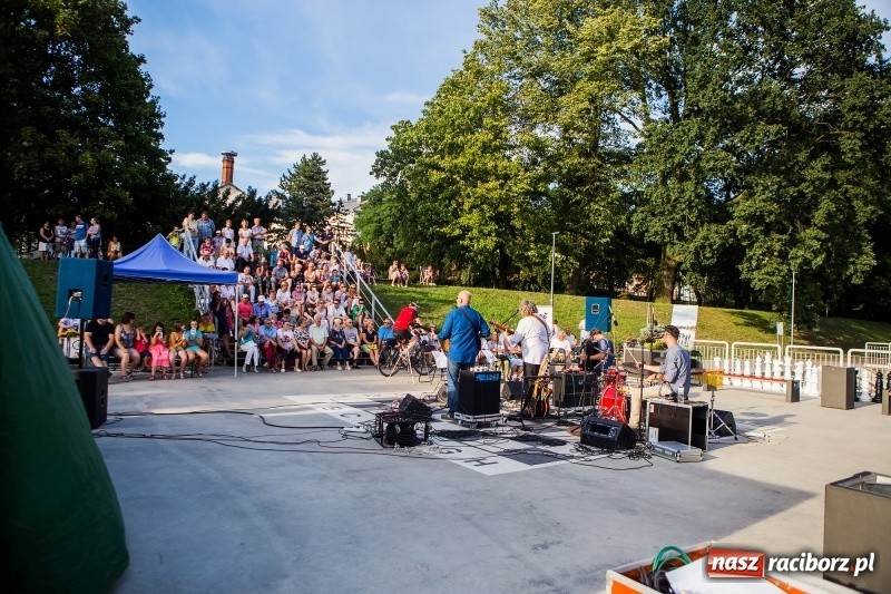 Zdjęcie w galerii na portalu naszraciborz.pl: Zespół MuzyKajaka zagrał na przystani kajakowej wiadomości z regionu