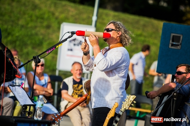 Zdjęcie w galerii na portalu naszraciborz.pl: Zespół MuzyKajaka zagrał na przystani kajakowej wiadomości z regionu