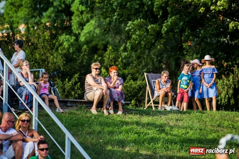 Zdjęcie w galerii na portalu naszraciborz.pl: Zespół MuzyKajaka zagrał na przystani kajakowej wiadomości z regionu