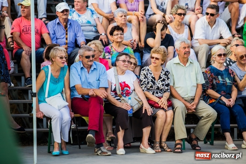 Zdjęcie w galerii na portalu naszraciborz.pl: Zespół MuzyKajaka zagrał na przystani kajakowej wiadomości z regionu