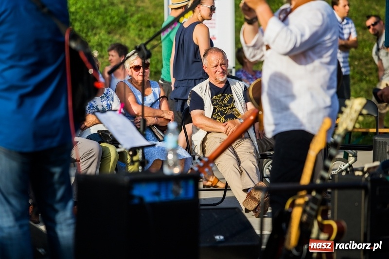 Zdjęcie w galerii na portalu naszraciborz.pl: Zespół MuzyKajaka zagrał na przystani kajakowej wiadomości z regionu