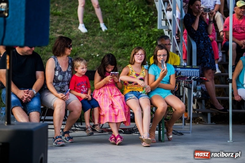 Zdjęcie w galerii na portalu naszraciborz.pl: Zespół MuzyKajaka zagrał na przystani kajakowej wiadomości z regionu