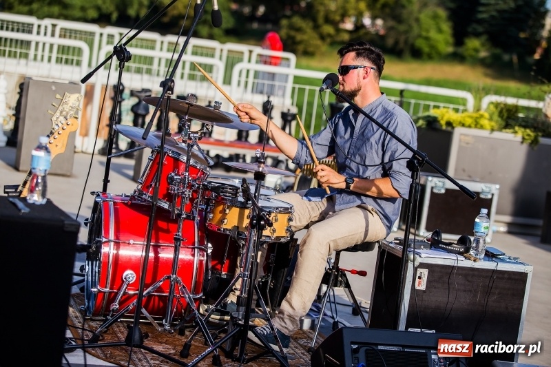Zdjęcie w galerii na portalu naszraciborz.pl: Zespół MuzyKajaka zagrał na przystani kajakowej wiadomości z regionu