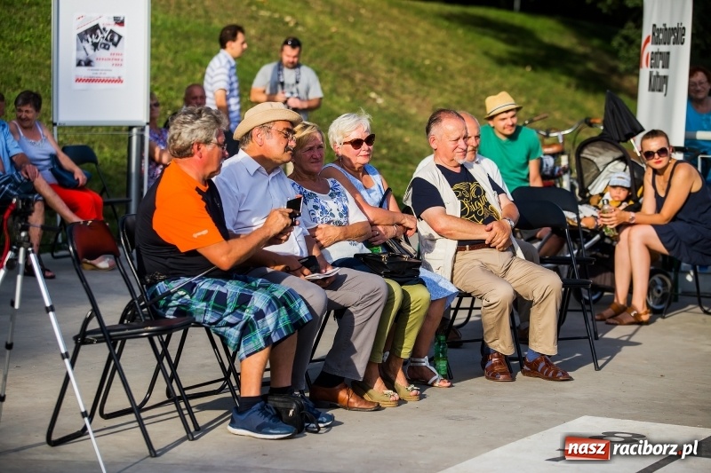 Zdjęcie w galerii na portalu naszraciborz.pl: Zespół MuzyKajaka zagrał na przystani kajakowej wiadomości z regionu