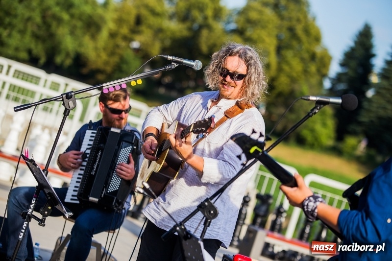 Zdjęcie w galerii na portalu naszraciborz.pl: Zespół MuzyKajaka zagrał na przystani kajakowej wiadomości z regionu