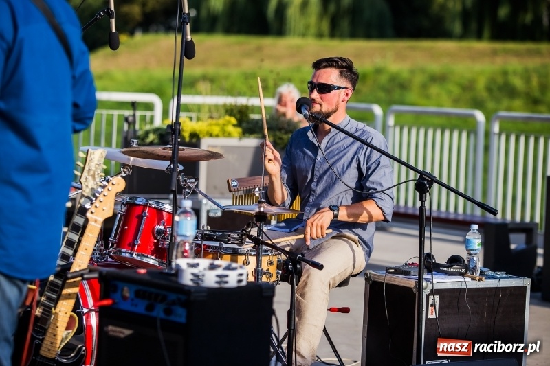 Zdjęcie w galerii na portalu naszraciborz.pl: Zespół MuzyKajaka zagrał na przystani kajakowej wiadomości z regionu