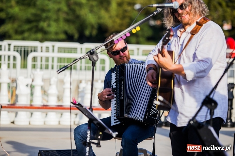 Zdjęcie w galerii na portalu naszraciborz.pl: Zespół MuzyKajaka zagrał na przystani kajakowej wiadomości z regionu