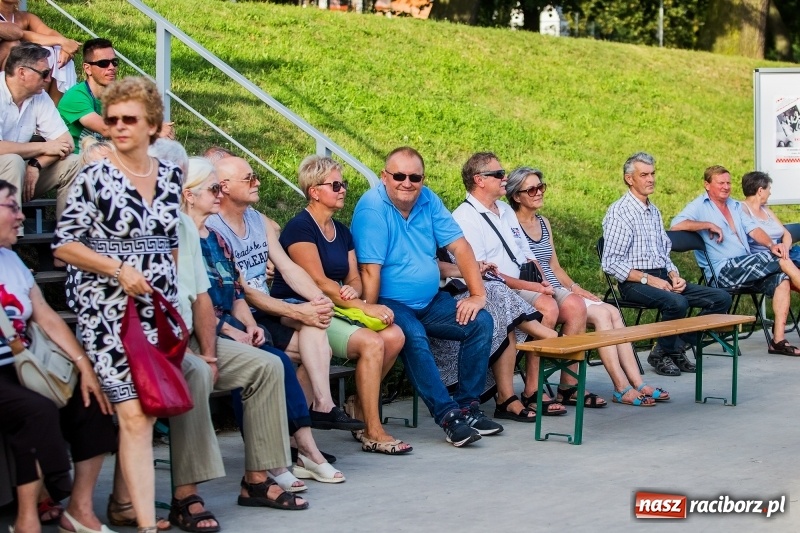Zdjęcie w galerii na portalu naszraciborz.pl: Zespół MuzyKajaka zagrał na przystani kajakowej wiadomości z regionu