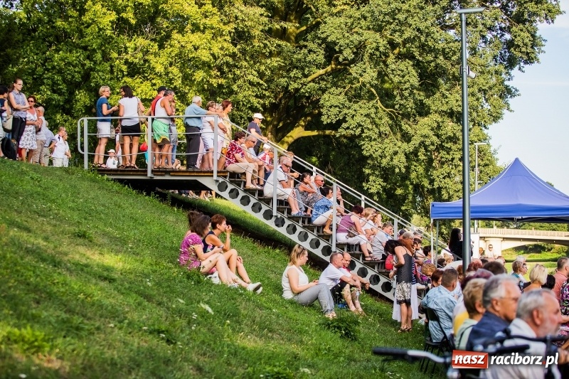 Zdjęcie w galerii na portalu naszraciborz.pl: Zespół MuzyKajaka zagrał na przystani kajakowej wiadomości z regionu